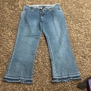 Womens Jean Capri. Blue Asphalt